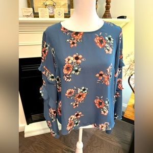 LUSH TOP, SIZE Small. Blue with flower accents